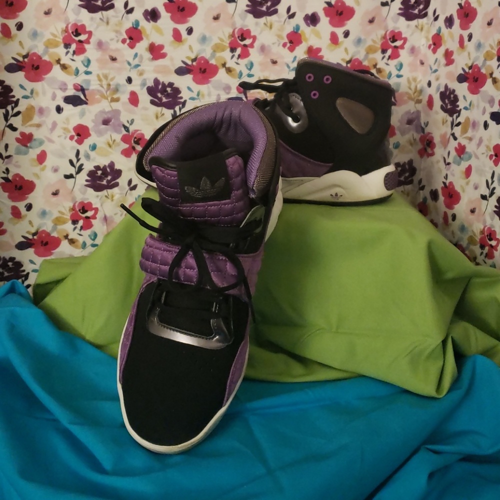 ADIDAS ROUNDHOUSE SNEAKERS